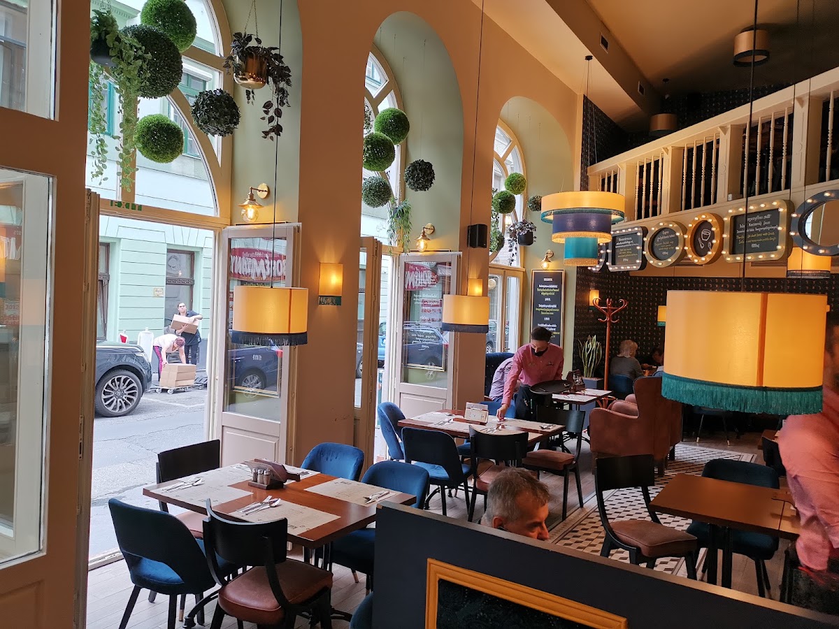 VakVarjú Restaurant